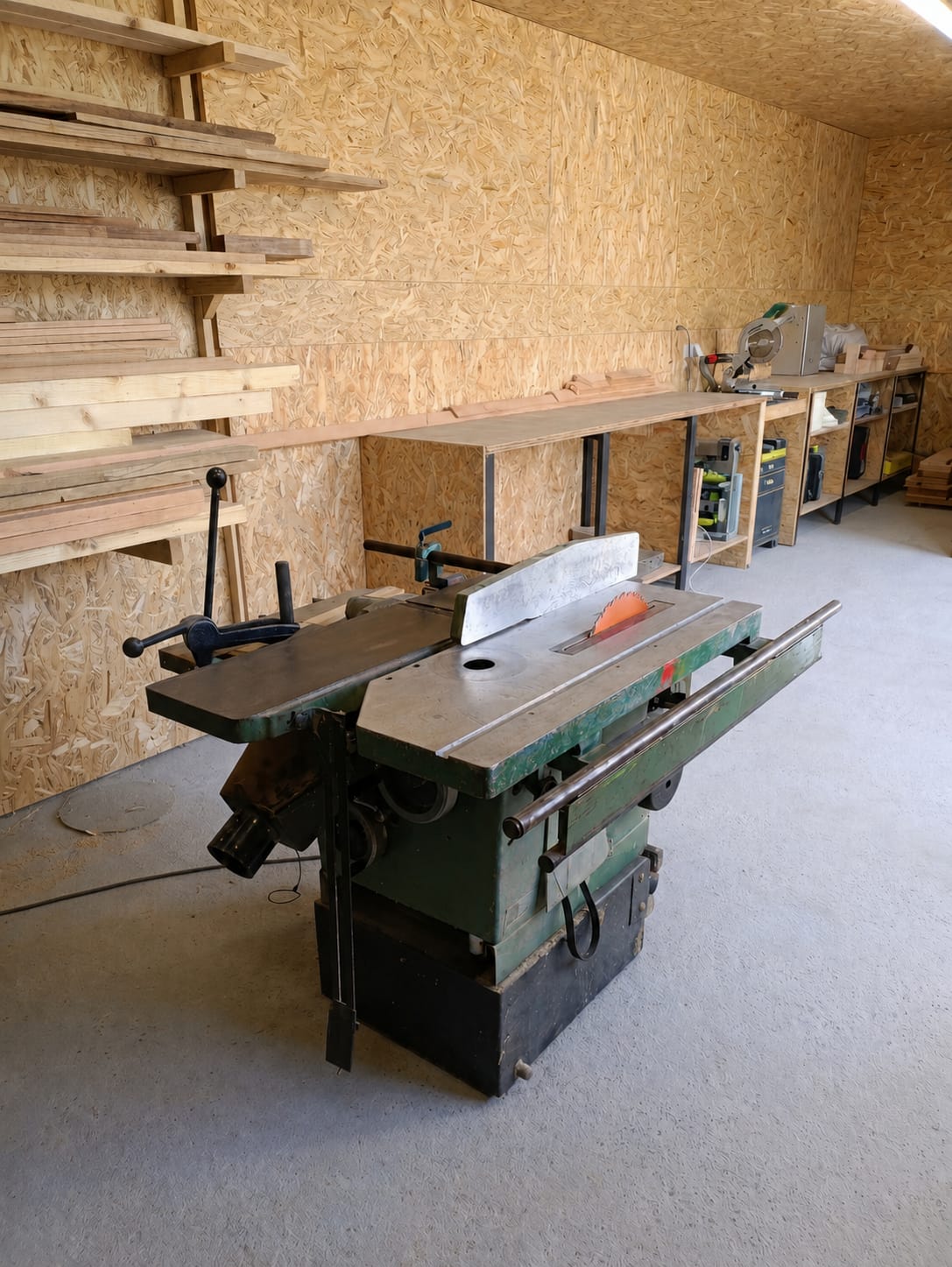 Vue générale de l'atelier JCB à Zoteux